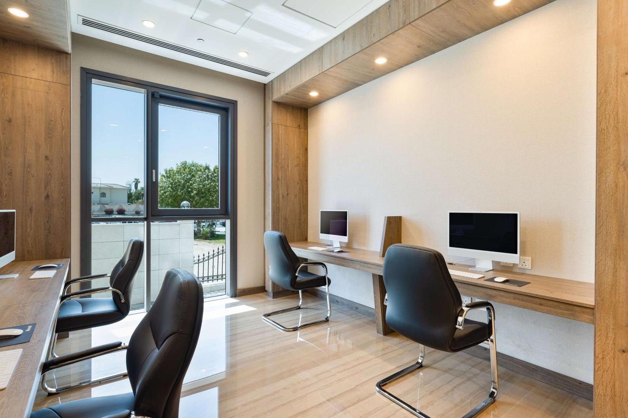 Doubletree By Hilton Doha Downtown Hotel Buitenkant foto Business Center