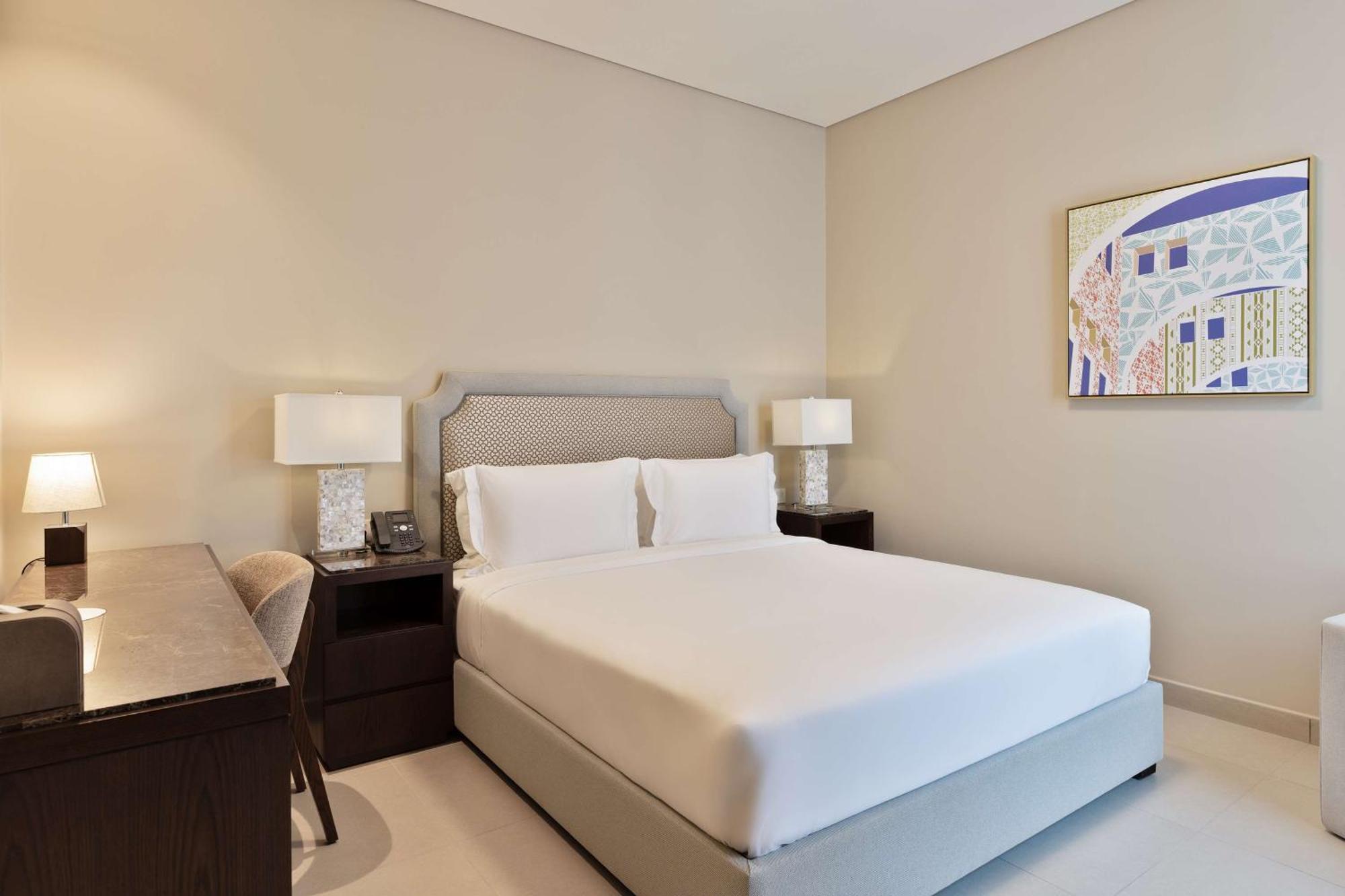 Doubletree By Hilton Doha Downtown Hotel Buitenkant foto A bedroom at the Ritz-Carlton, DIFC