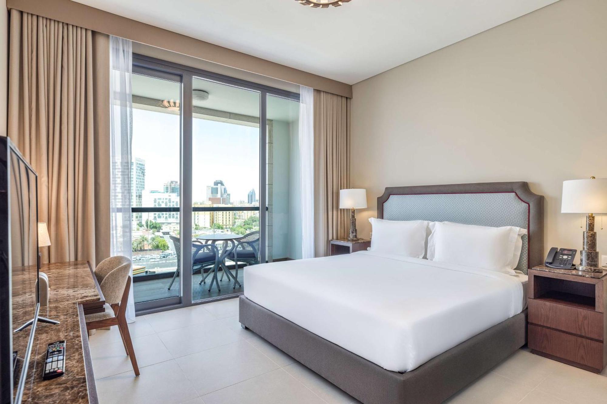 Doubletree By Hilton Doha Downtown Hotel Buitenkant foto A bedroom at the hotel