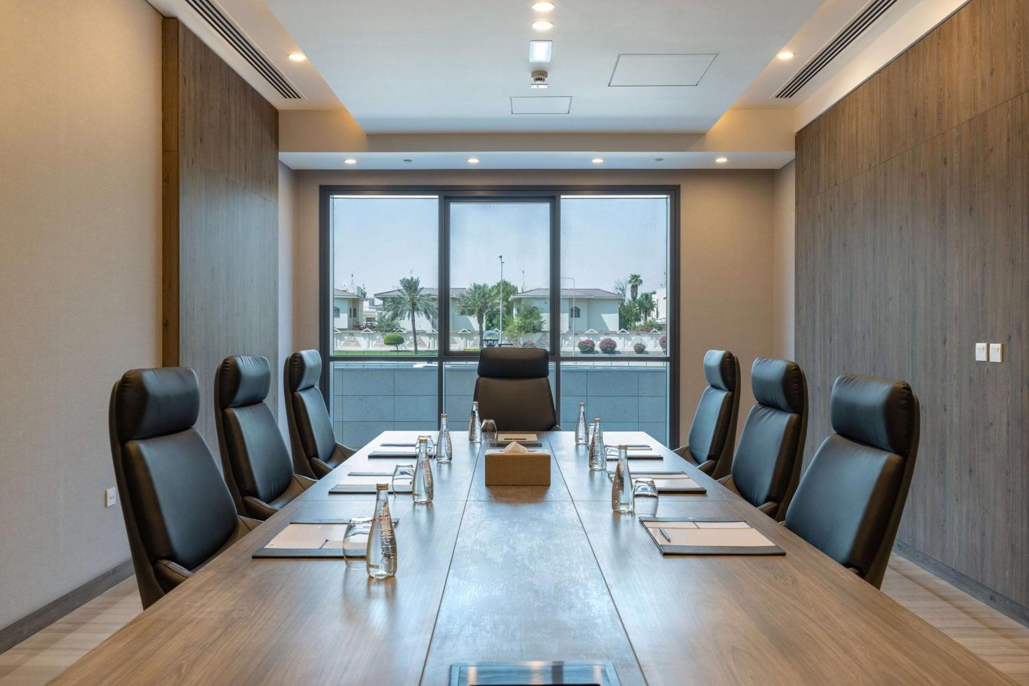 Doubletree By Hilton Doha Downtown Hotel Buitenkant foto Boardroom at the Park