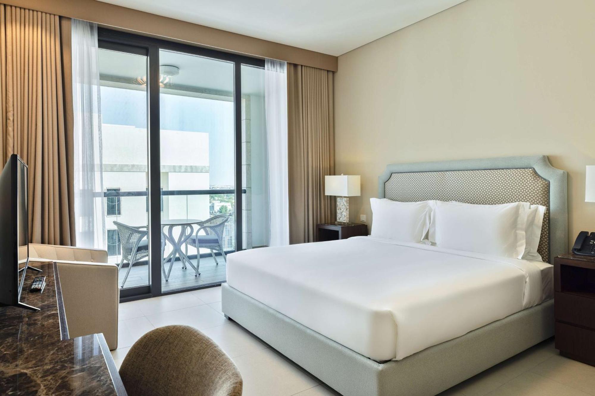 Doubletree By Hilton Doha Downtown Hotel Buitenkant foto A bedroom at the hotel