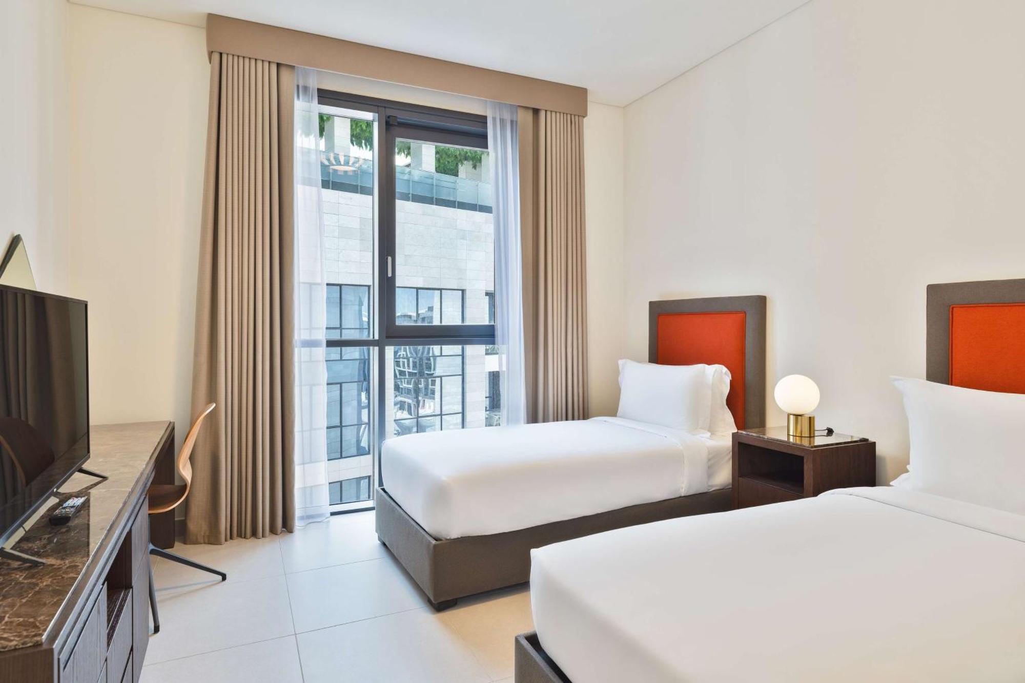 Doubletree By Hilton Doha Downtown Hotel Buitenkant foto A typical bedroom at the hotel