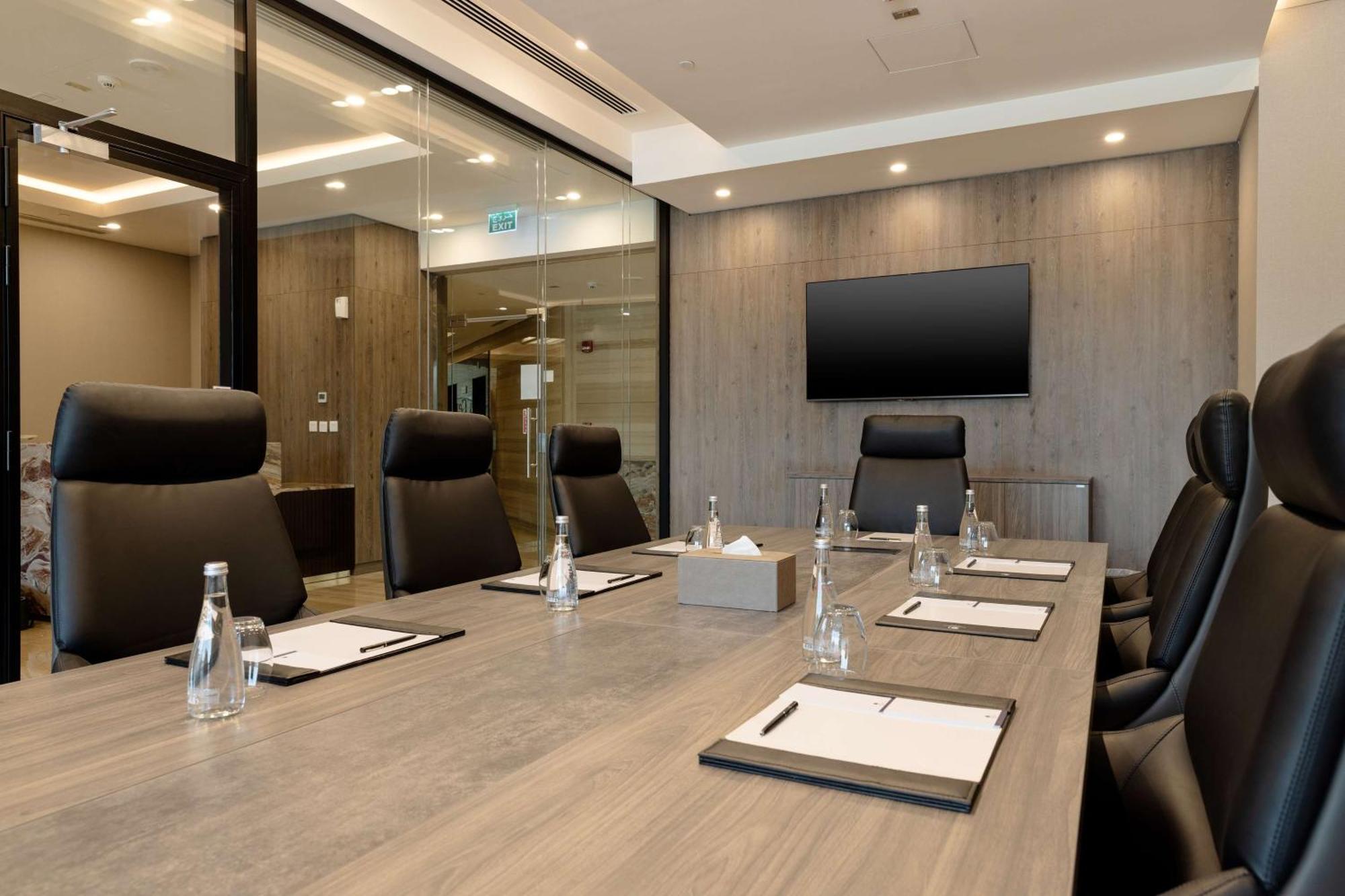 Doubletree By Hilton Doha Downtown Hotel Buitenkant foto Meeting room at the hotel