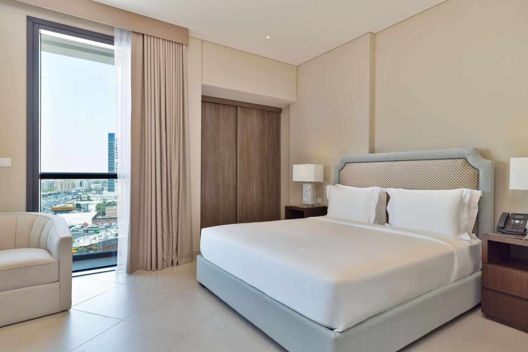 Doubletree By Hilton Doha Downtown Hotel Buitenkant foto A bedroom at the hotel