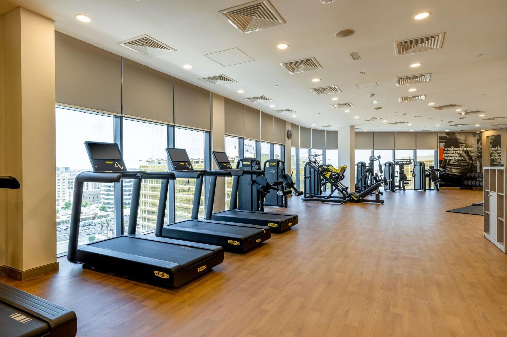 Doubletree By Hilton Doha Downtown Hotel Buitenkant foto The gym at the 36th floor