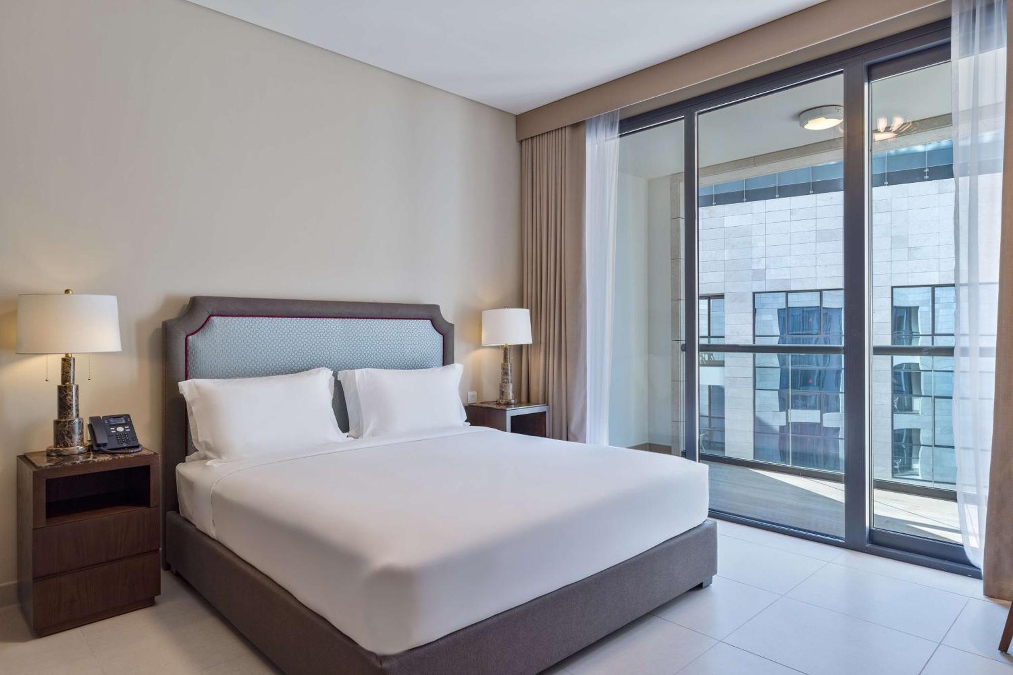 Doubletree By Hilton Doha Downtown Hotel Buitenkant foto A bedroom at the hotel