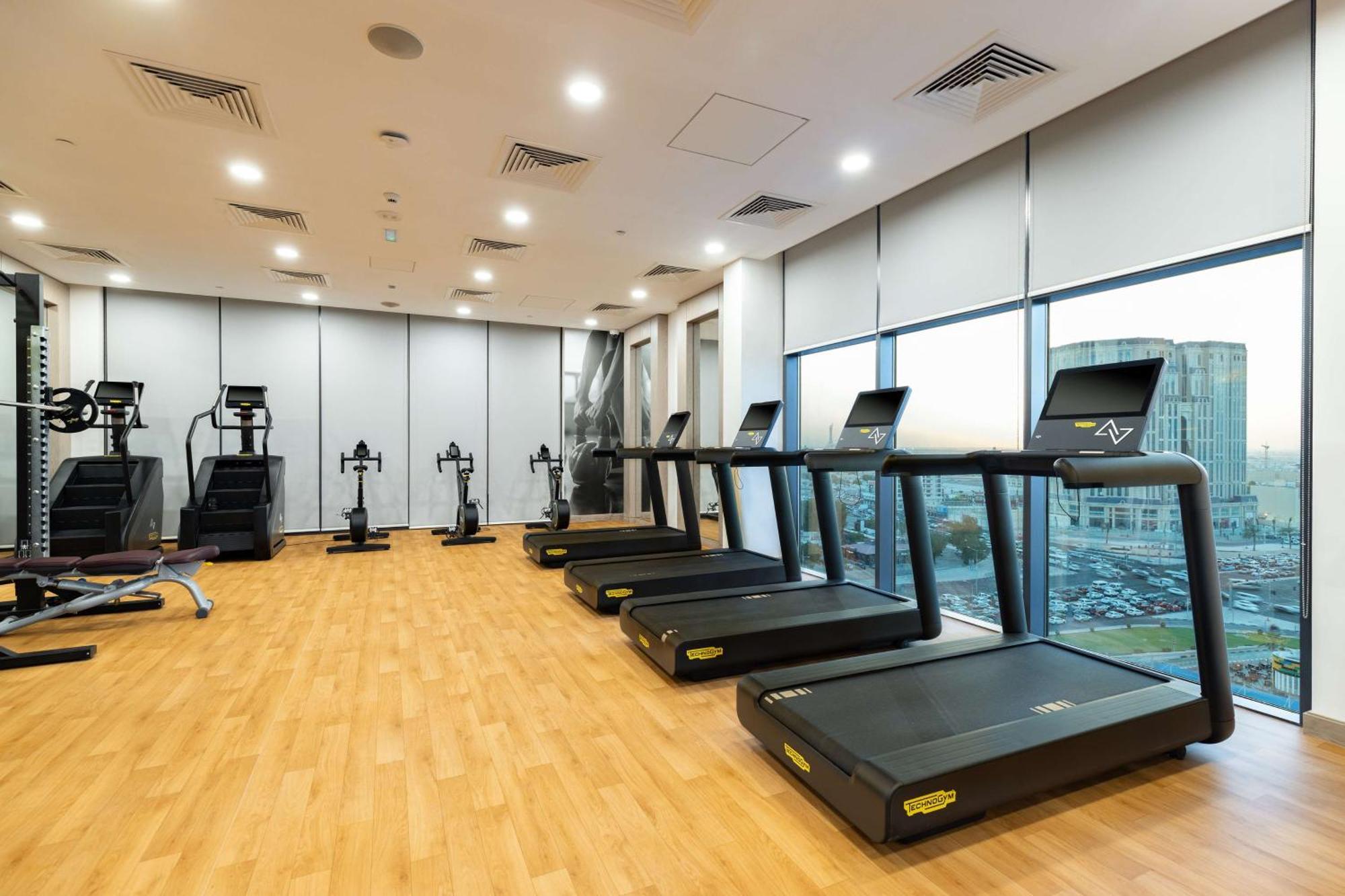 Doubletree By Hilton Doha Downtown Hotel Buitenkant foto The gym at the 101 Tower