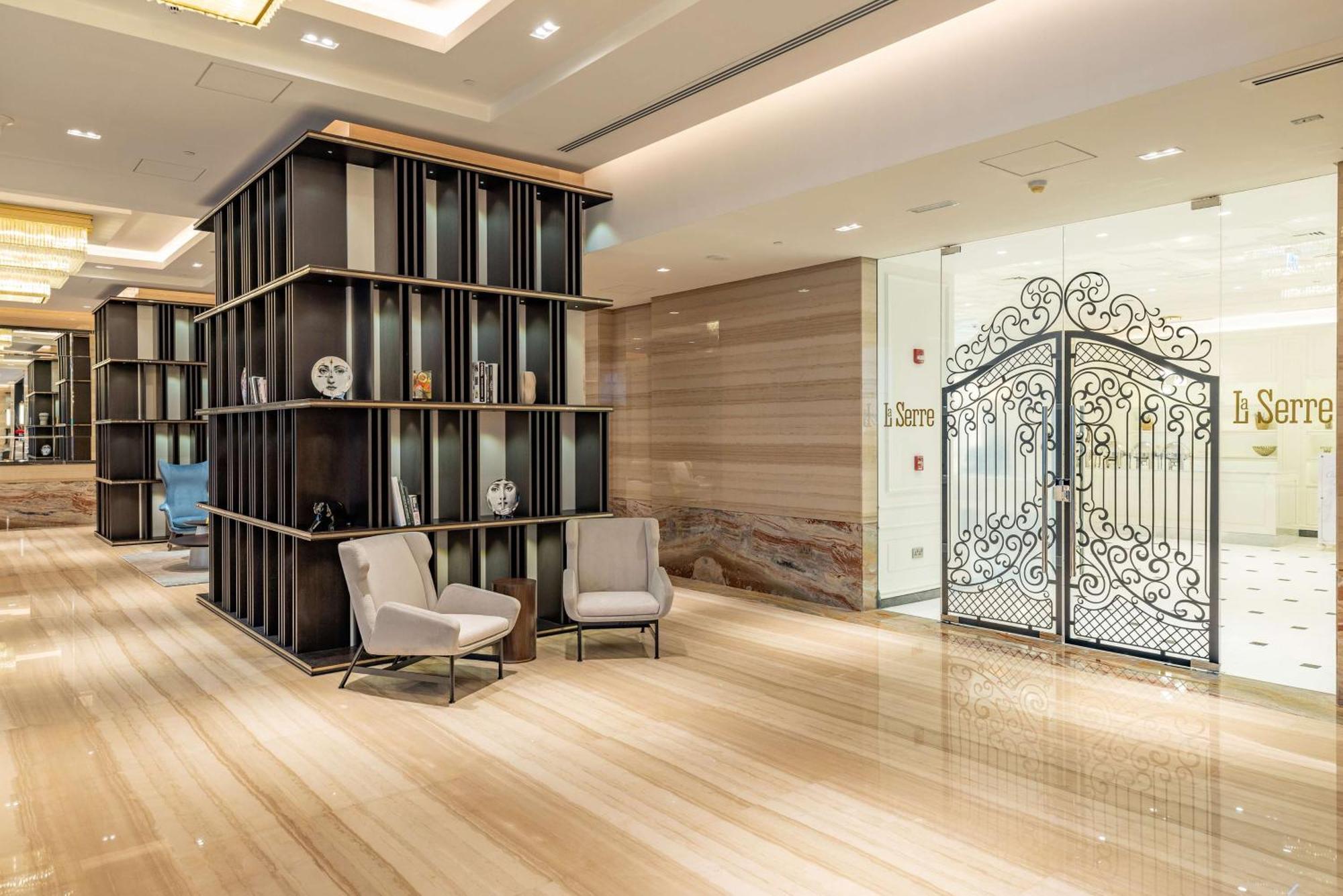 Doubletree By Hilton Doha Downtown Hotel Buitenkant foto Entrance to the hotel