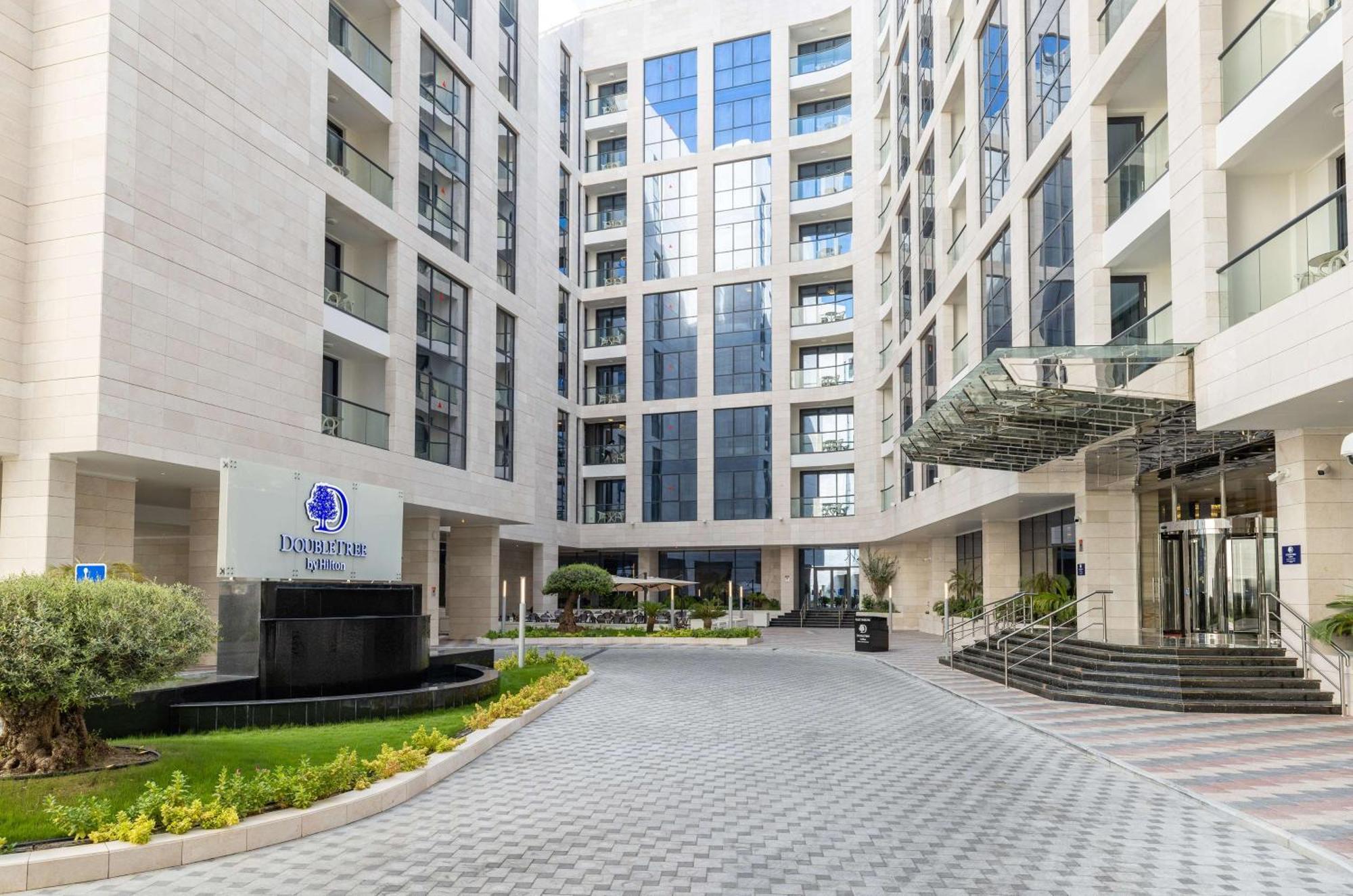 Doubletree By Hilton Doha Downtown Hotel Buitenkant foto Hilton Alexandria
