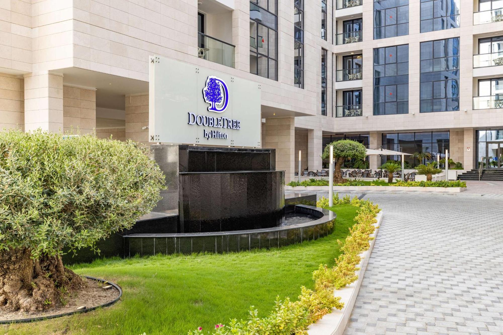 Doubletree By Hilton Doha Downtown Hotel Buitenkant foto The hotel's entrance